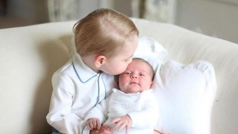 První oficiální snímky princezny Charlotty a prince George, vyfotila je vévodkyně Kate - 4