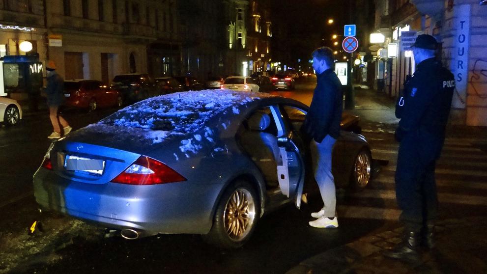 Náraz byl tak silný, že kromě svého mercedesu poničil mladík pět aut