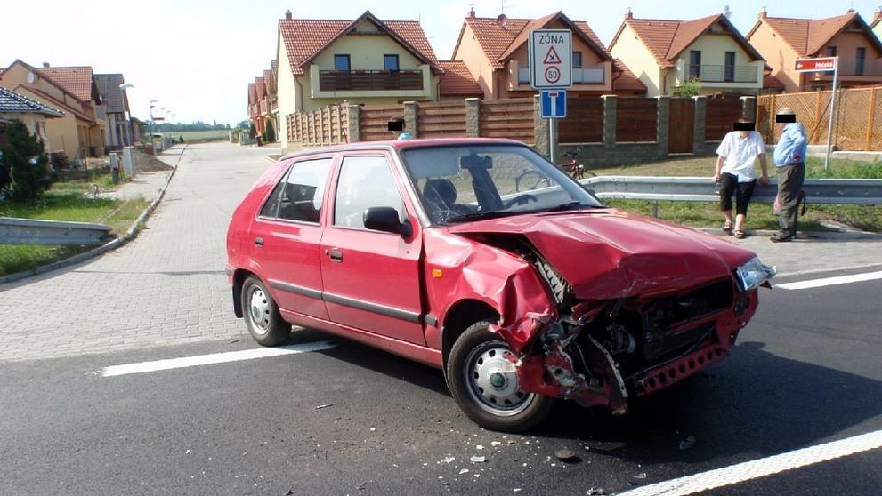 Pro těžce zraněného motorkáře letěl vrtulník - 2