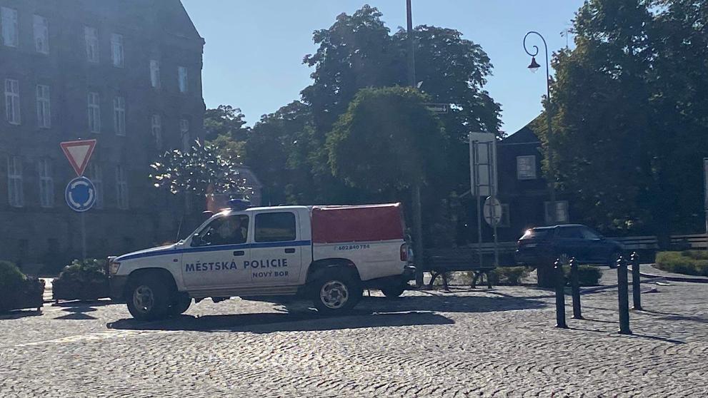 Útok tyčemi a srocování lidí před policejní služebnou v Novém Boru