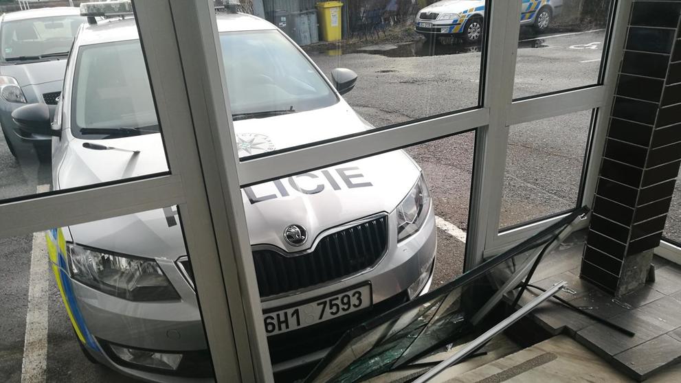 Pod vlivem drog bodal do policejního auta