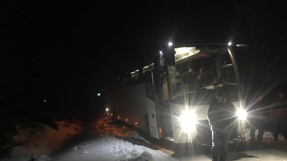 Autobus s důchodci uvízl v závěji