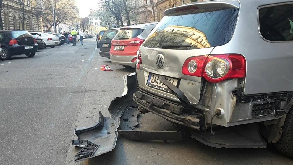 Řidič SUV naboural v Praze desítky aut