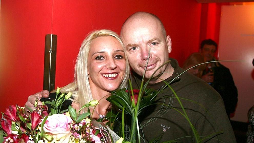 Ředitel Divadla Kalich Michal Kocourek předal kytici Mirjam Landové.