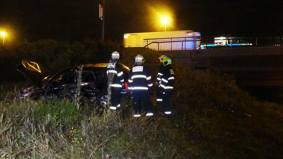 Auto po smyku prorazilo svodidla a zřítilo se ze srázu