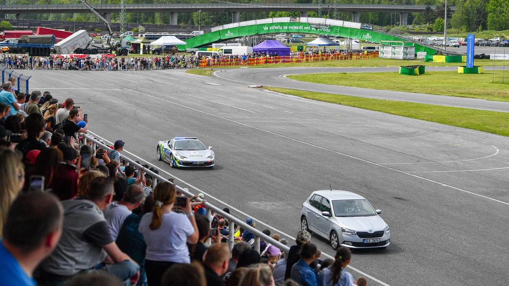 Ferrari F 142-458 Italia během Dne s policií na autodromu v Sosnové