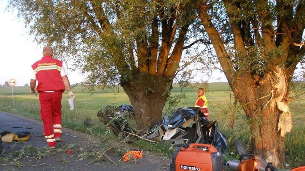 Auto se po nárazu do stromu rozpůlilo-2