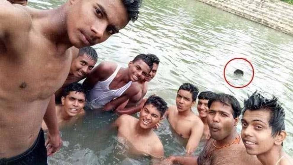 Kluci si fotili selfie, kamarád se topil v pozadí - 2