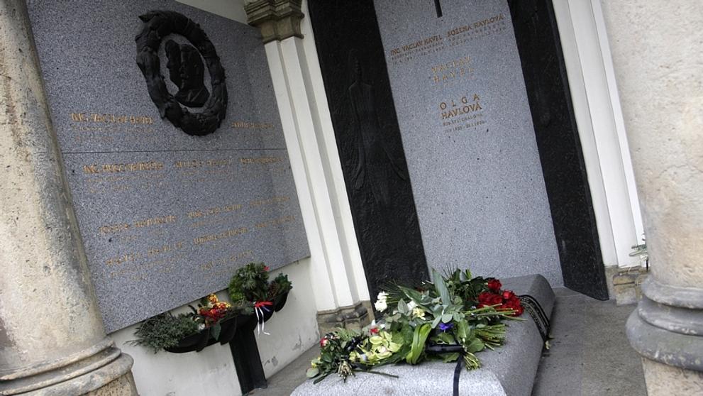 Havla uložili do hrobky, loučí se přátelé a rodina - 7