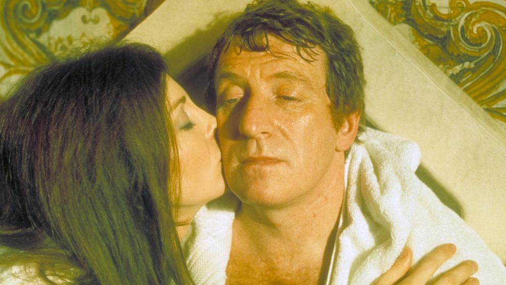 Gayle Hunnicuttová a Clive Revill ve filmu Legenda pekelného domu, 1973