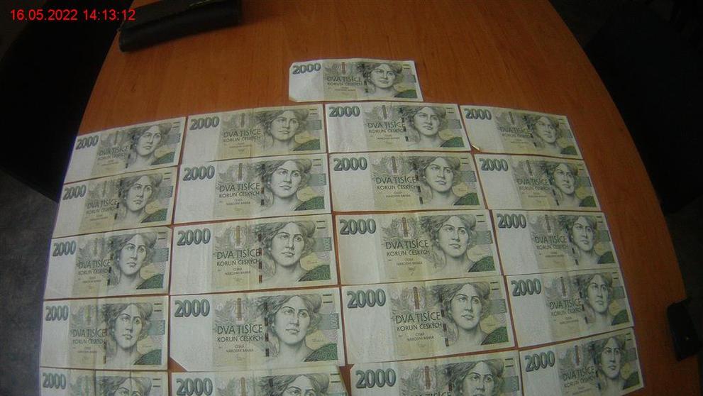 MP_Brno-nalez-podezmni-garaze-penize-finance-penezenka-1