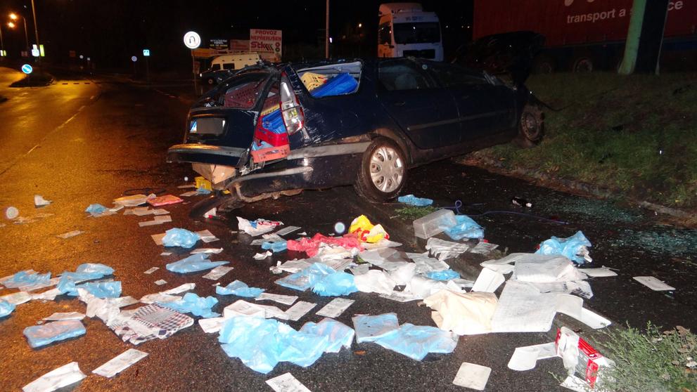 Auto se převrátilo přes střechu a dopadlo zpět na silnici