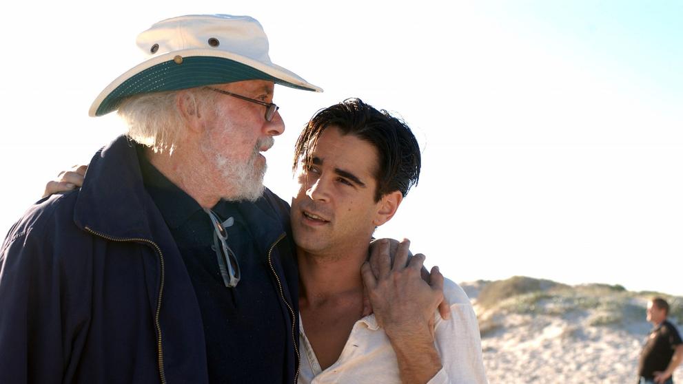 Robert Towne a Colin Farrel během natáčení filmu Zeptej se prachu, 2006