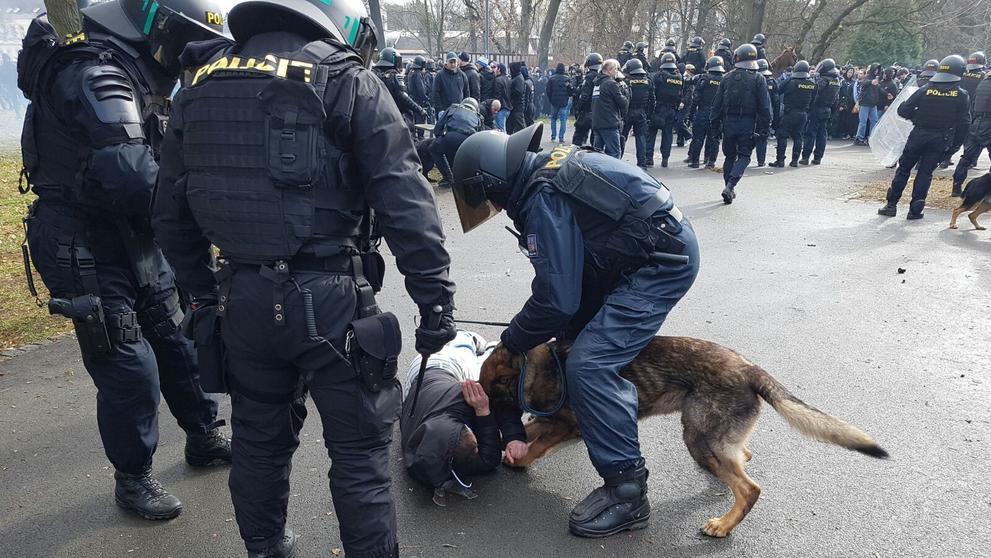 Střety fanoušků Baníku a Opavy před zápasem v Opavě - 3