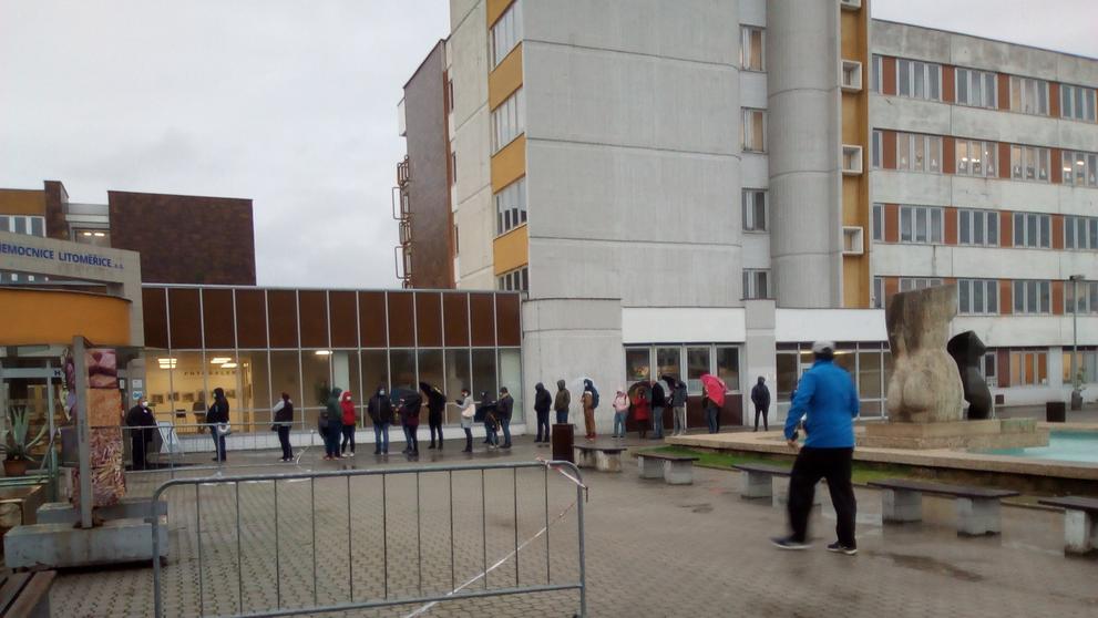 Čekání na odběrovém místě v litoměřické městské nemocnici - 3