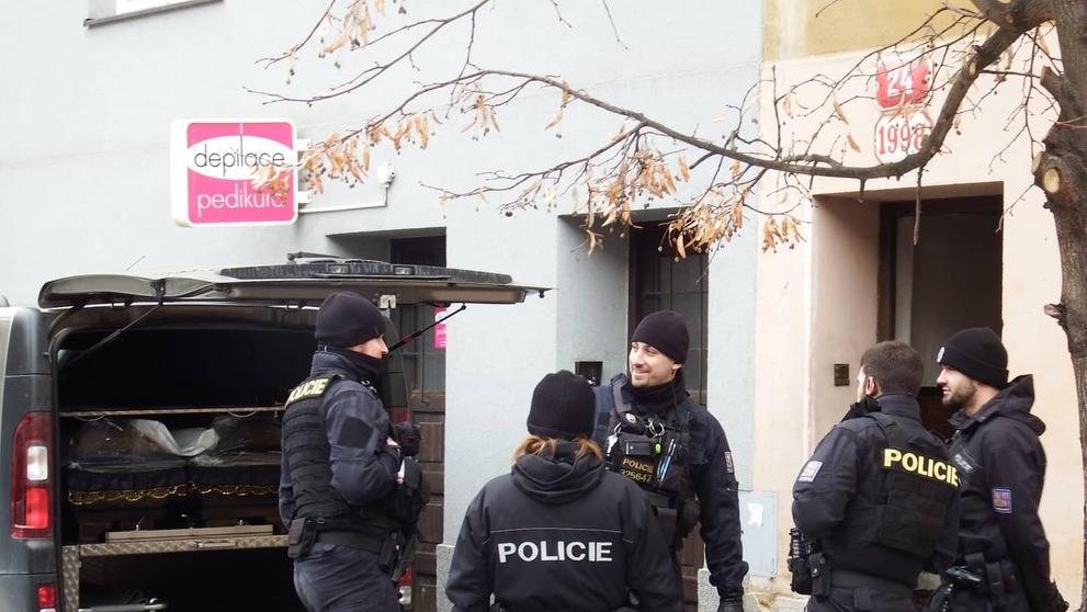 Policisté v Plzni našli dva mrtvé muže - 8