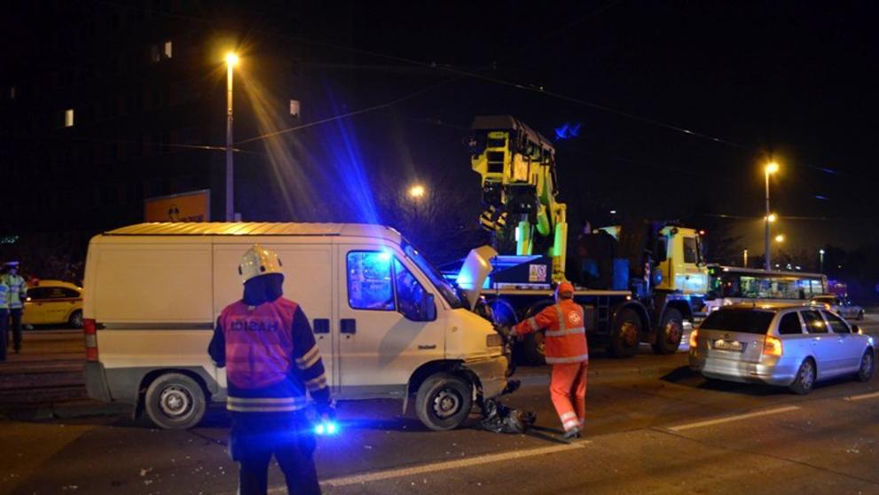 Nehoda policejního auta a dodávky - 1