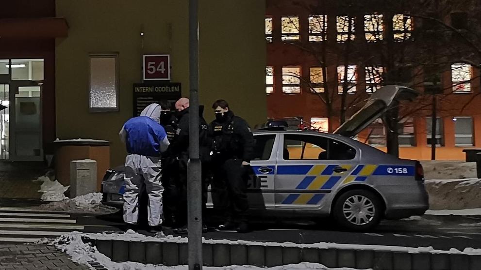 Muž si v plzeňské nemocnici střepem probodl krk - 13