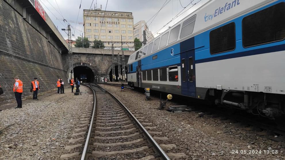 Čelní srážka osobního vlaku s lokomotivou v Praze (4)