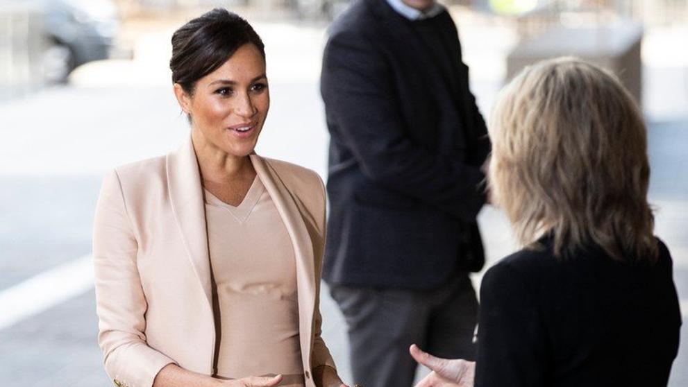 Meghan Markle u londýnského Národního divadla