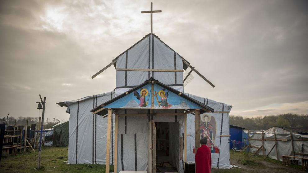 Život v táboře Calais - Venkovní pohled na kostel