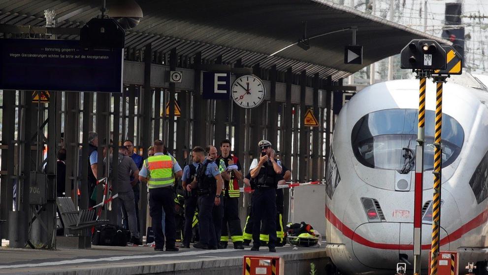 Muž v Frankfurtu nad Mohanem strčil pod vlak chlapce s matkou - 1