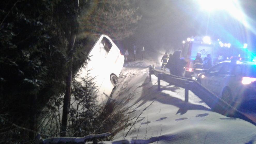Linkový autobus po nehodě zůstal viset nad roklí - 3