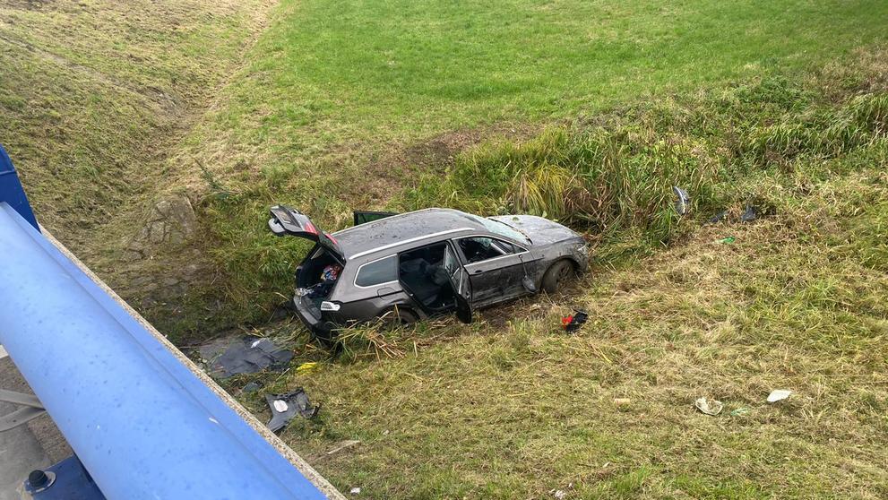 Auto po nehodě skončilo v potoce - 2