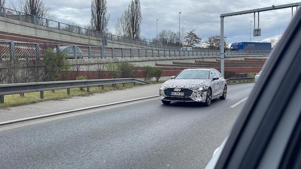 Maskované prototypy Audi A4 Avant a Q6 e-tron v ulicích Prahy