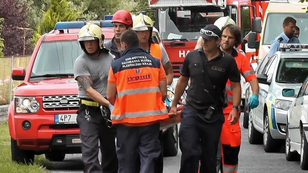 Parašutiska dopadla na střechu domu - 3