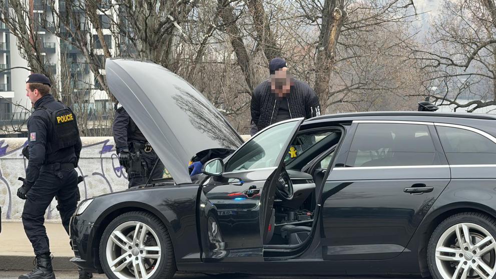 Policejní zásah na pražském Libeňském mostě (2)