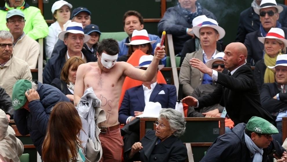 Narušitel s ohněm na French Open - 12