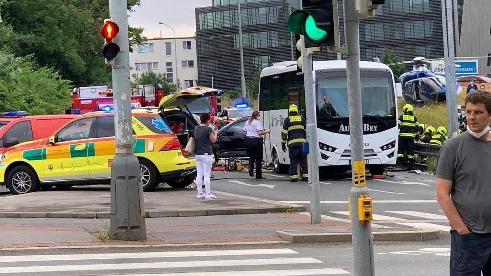 Ujíždějící auto v Praze způsobilo vážnou nehodu - 5