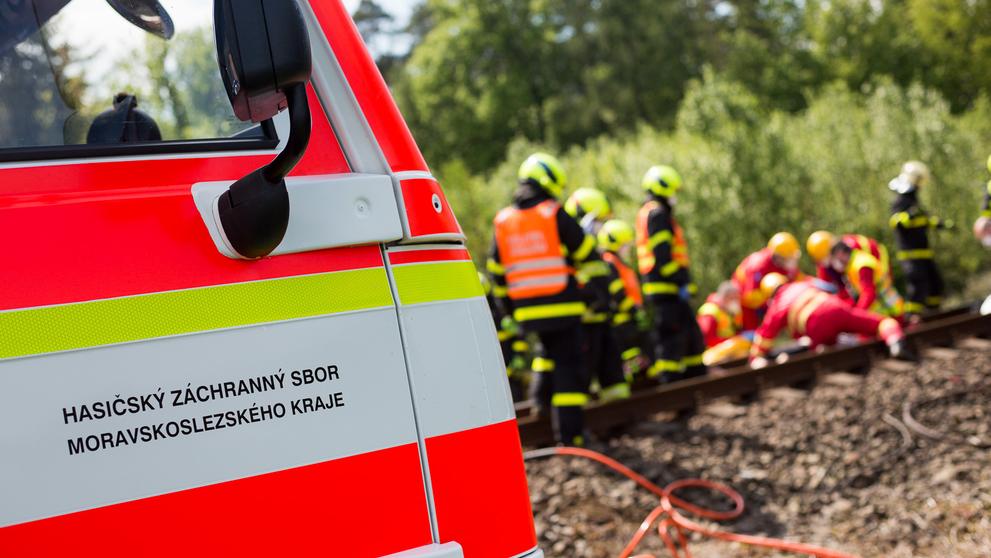 Vlak na Frýdecko-Místecku smetl auto, řidičku vyprošťovali - 4