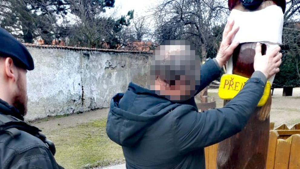 Muž onanoval na dětském hřišti - 1
