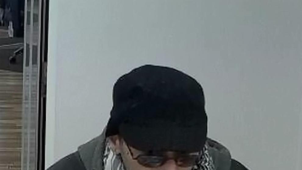 Lupič přepadl banku v Praze - 4