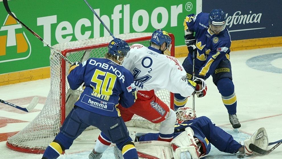 Česká Republika - Švédsko 5:4, brankář Švédů Backlund zasahuje před Chabadou