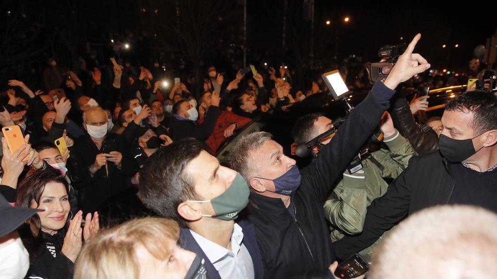 Djokovič se svou maminkou Dijanou a davem lidí v zádech sleduje ohňostroj