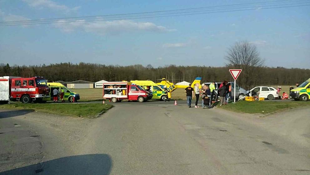 Dodávka plná hasičů se čelně střetla s osobním autem