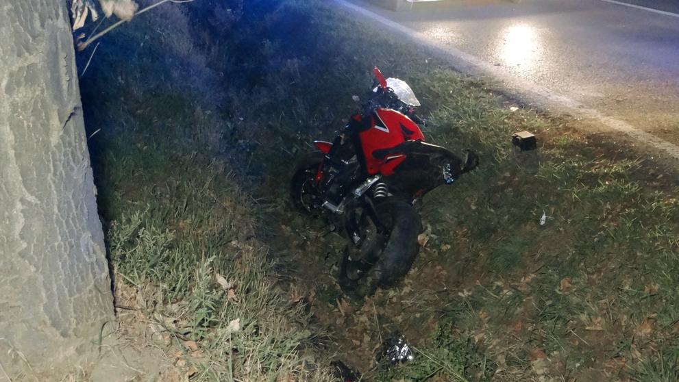 Motorkář ke své smůle po kolizi s cyklistou narazil do stromu