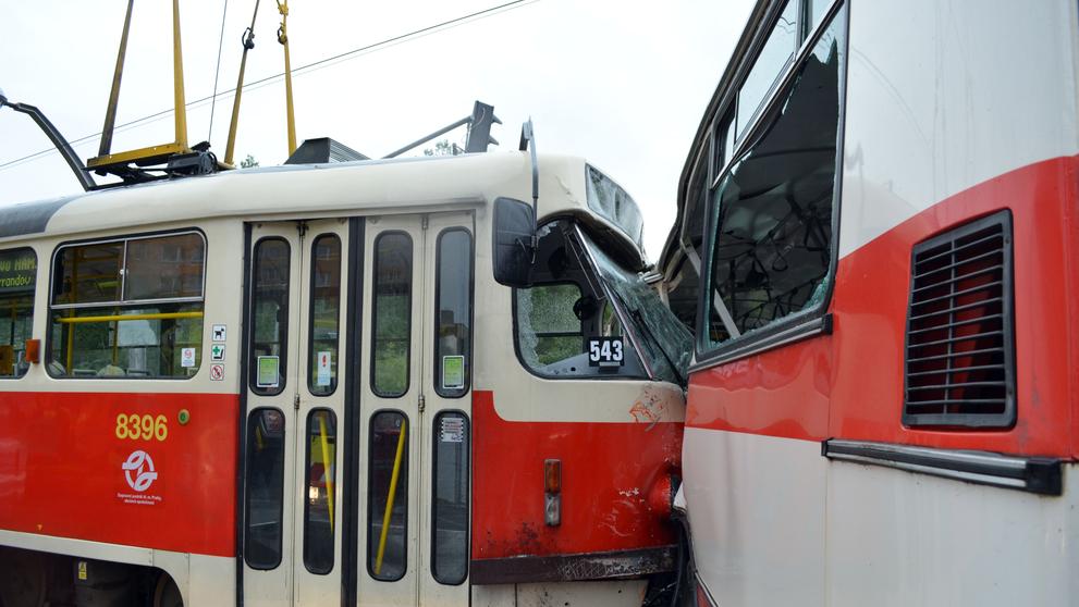 Srážka tramvaje s autobusem na Barrandově - 1