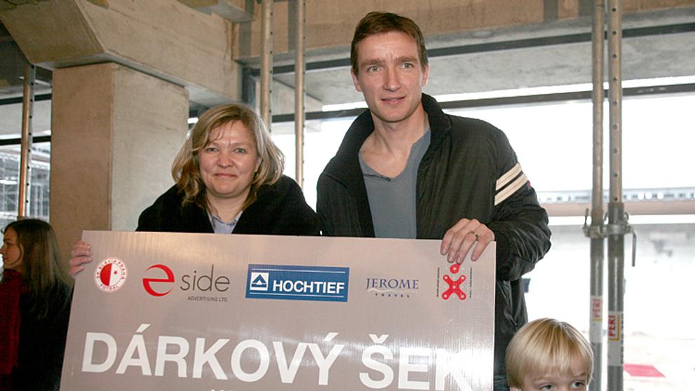 Vladimír Šmicer předává šek na 200 tisíc korun dětské hematoonkologii.