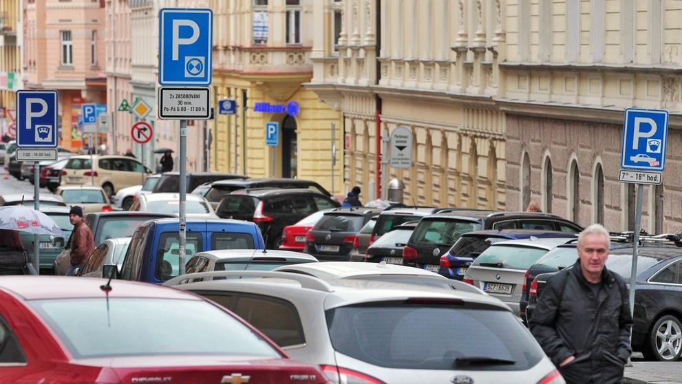 Označení placeného parkování v Karlových Varech.