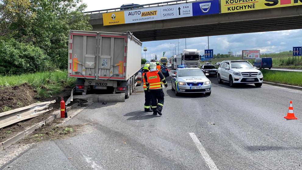 Nehoda kamionu a osobního auta v Cínovecké ulici - 2