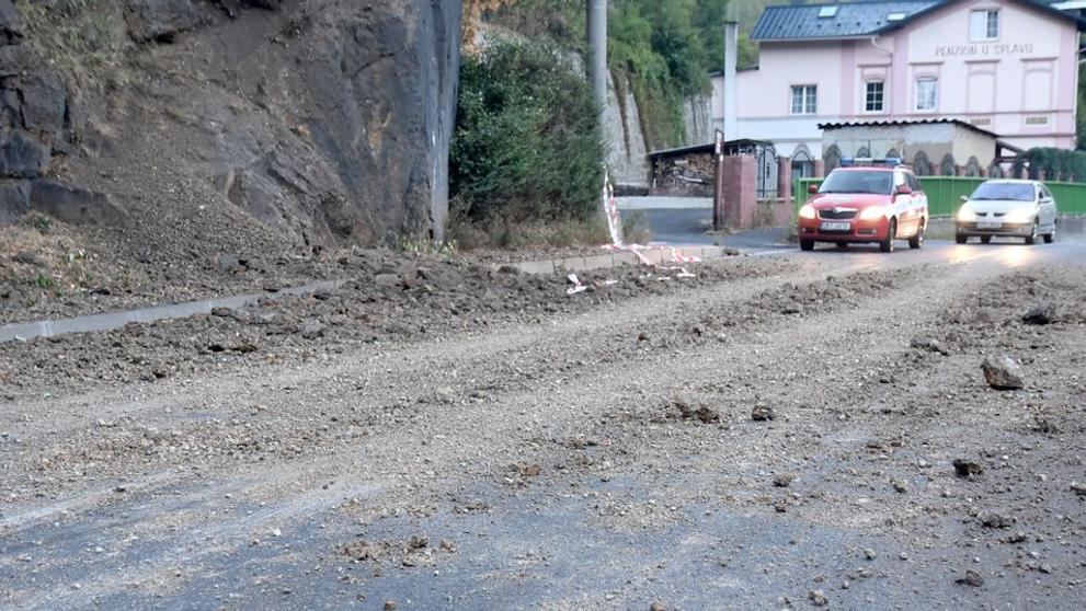 Sesutá část skály na silnici v Lokti - 1