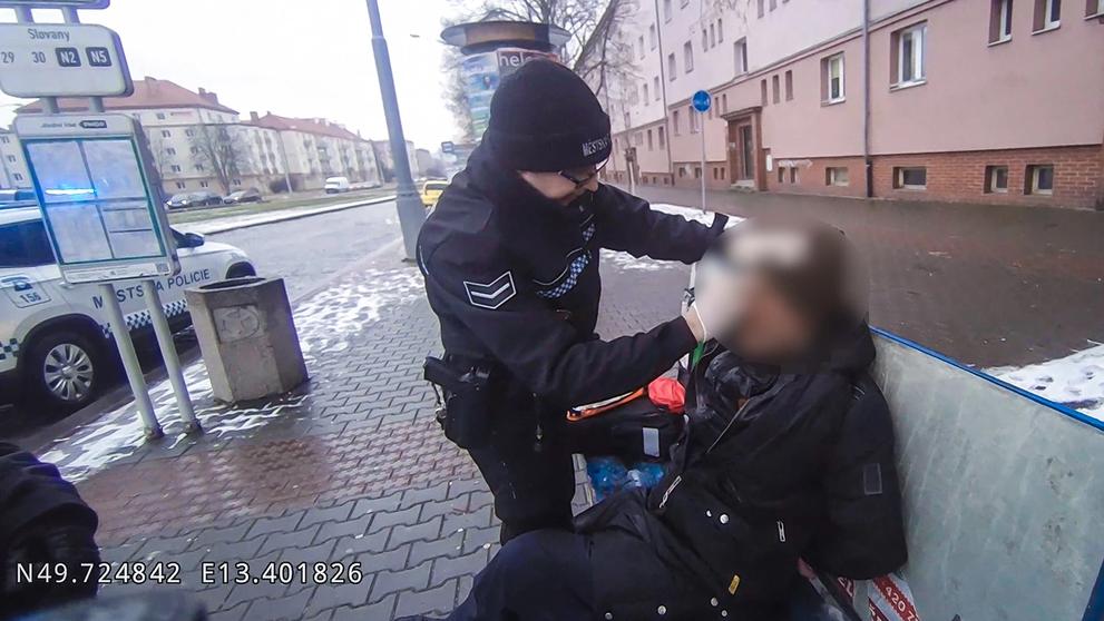 Šestašedesátiletý muž opakovaně obtěžuje a napadá kolemjdoucí (1)