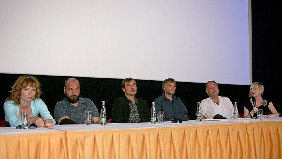 Tisková konference k filmu Medvídek se musela obejít bez režiséra Jana Hřebejka, který točil další dílko.