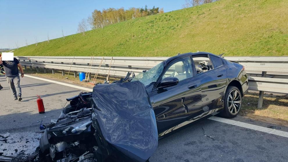 Auto na dálnici D3 narazilo do stojící kolony kamionů