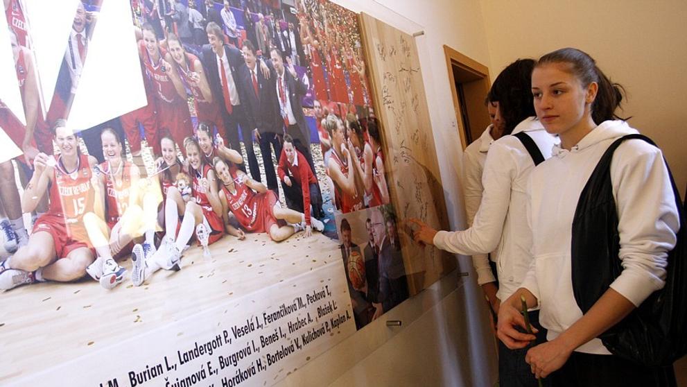 Stříbrné basketbalistky z mistrovství světa se zúčastnily autogramiády a exhibice - 7