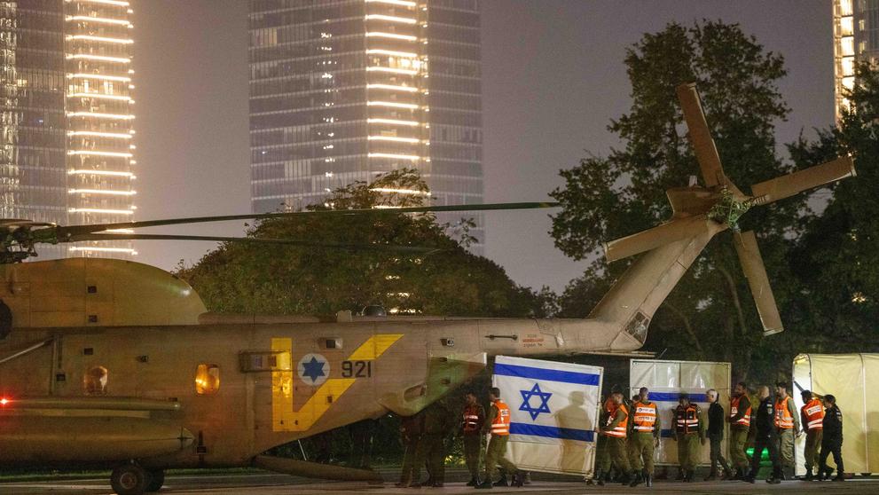 Rukojmí byli přepraveni do nemocnice Petah Tikva v centrálním Izraeli